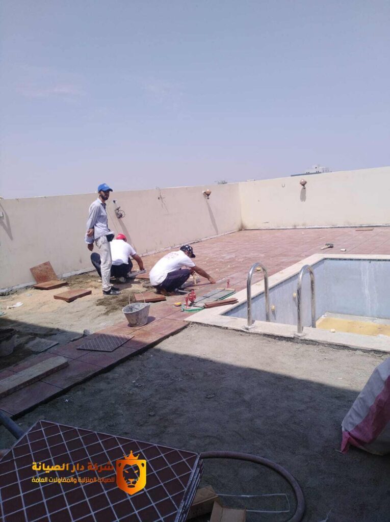 تركيب بلاط حول المسبح